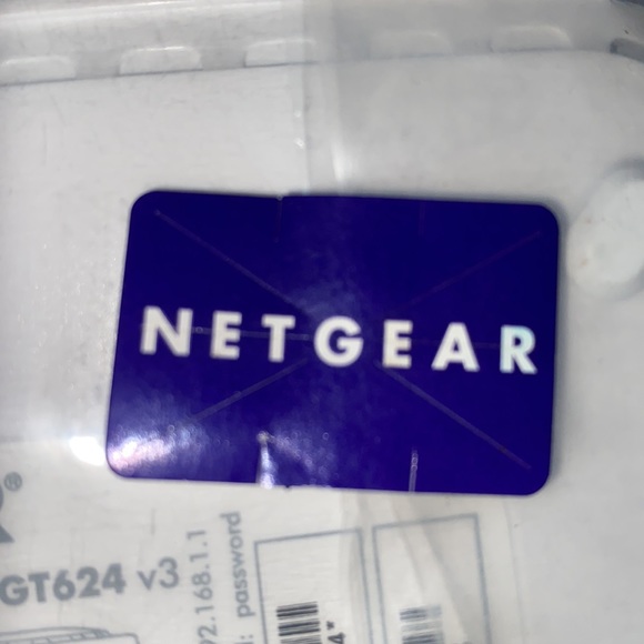 NETGEAR 108 Mbps Wireless Firewall Router WGT624 v3 - Picture 2 of 7